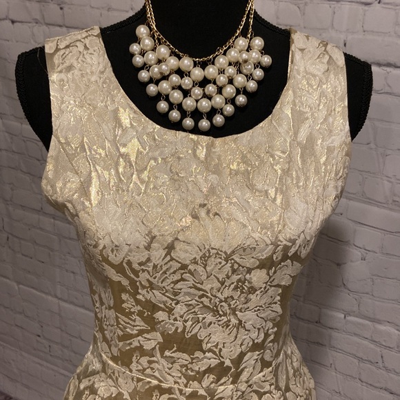 Party Dress in shimmery Gold and Cream with side pockets. Backless. Sz Med. EUC - Picture 3 of 10